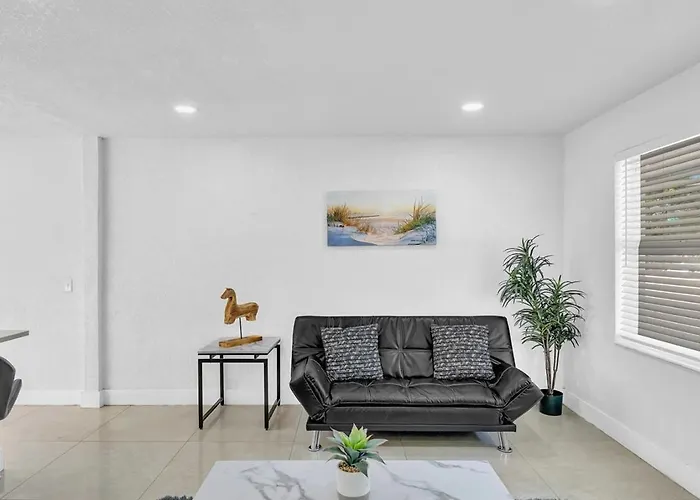 2 Bdrm Modern House Mins From Beach & Casino Hb1