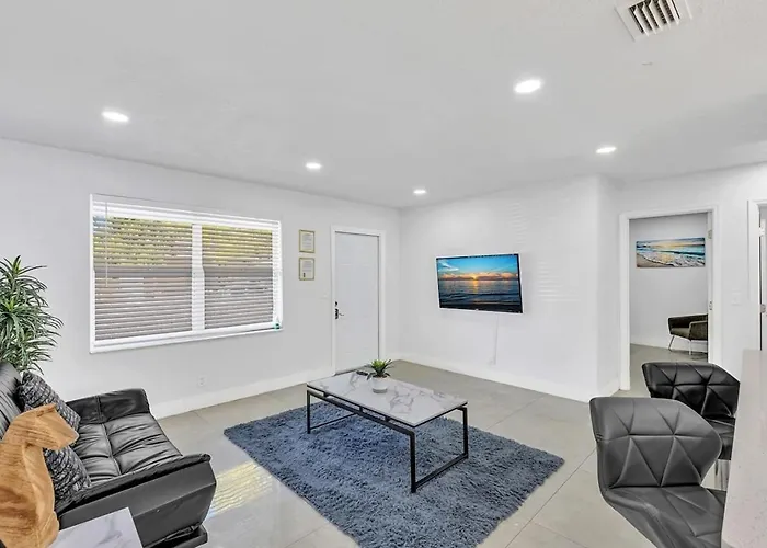 2 Bdrm Modern House Mins From Beach & Casino Hb1