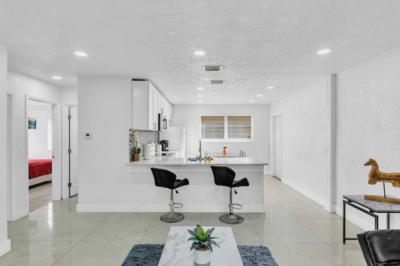 2 Bdrm Modern House Mins From & Casino Hb1