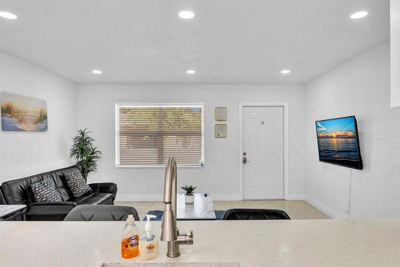 Holiday home 2 Bdrm Modern House Mins From & Casino Hb1