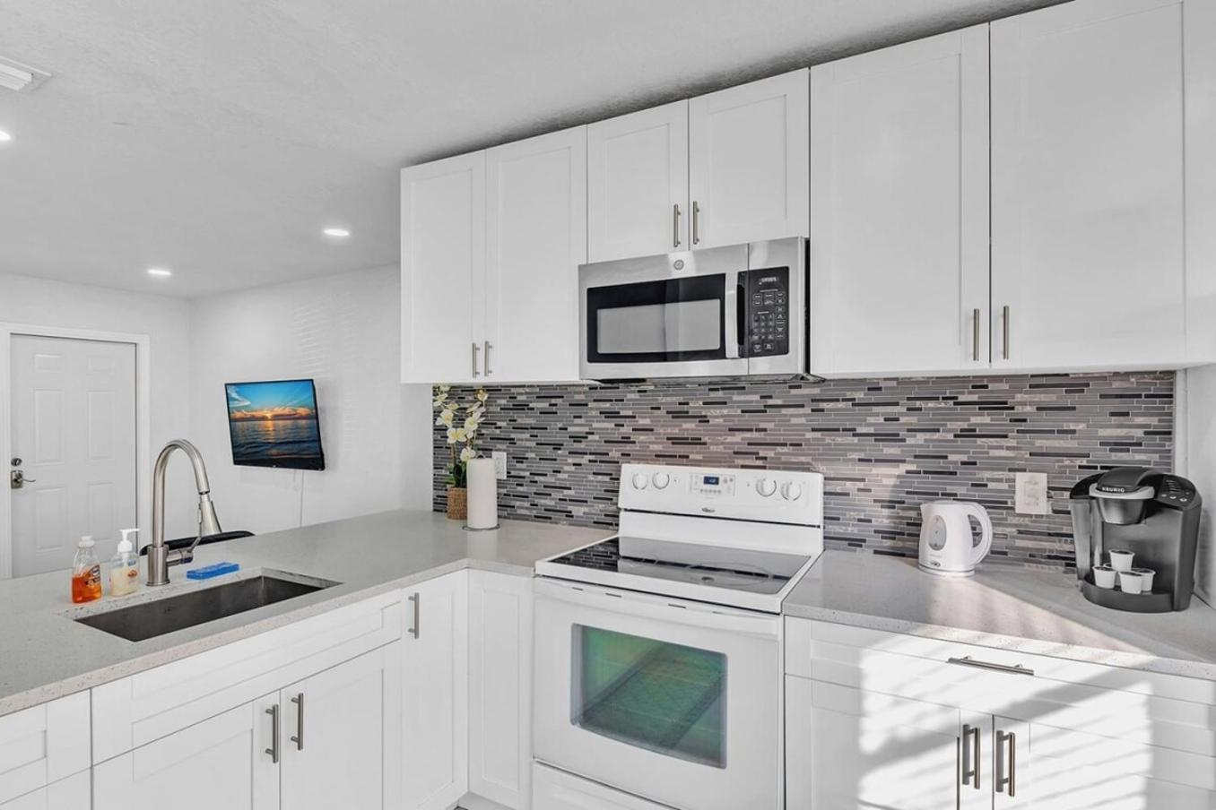 2 Bdrm Modern House Mins From & Casino Hb1 * Hallandale Beach