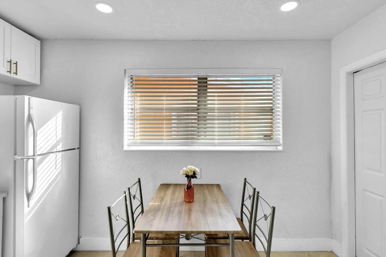 Holiday home 2 Bdrm Modern House Mins From & Casino Hb1