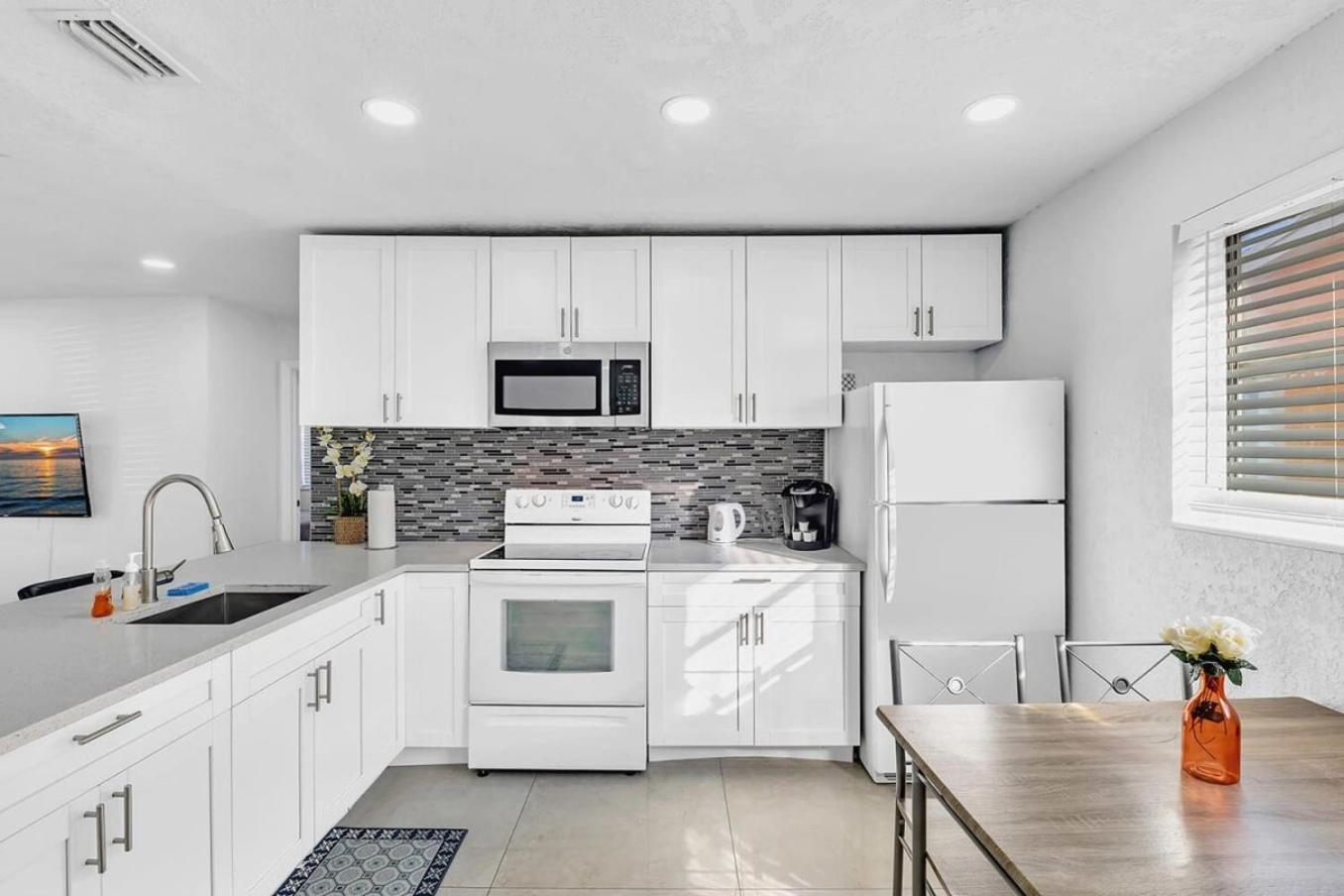 2 Bdrm Modern House Mins From & Casino Hb1 Holiday home Hallandale Beach