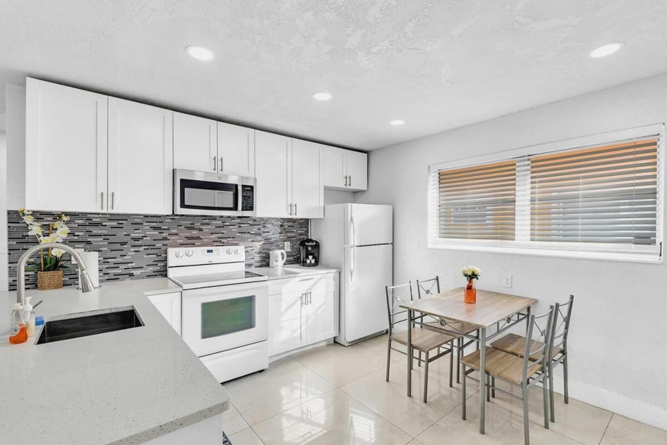 Holiday home 2 Bdrm Modern House Mins From & Casino Hb1 *