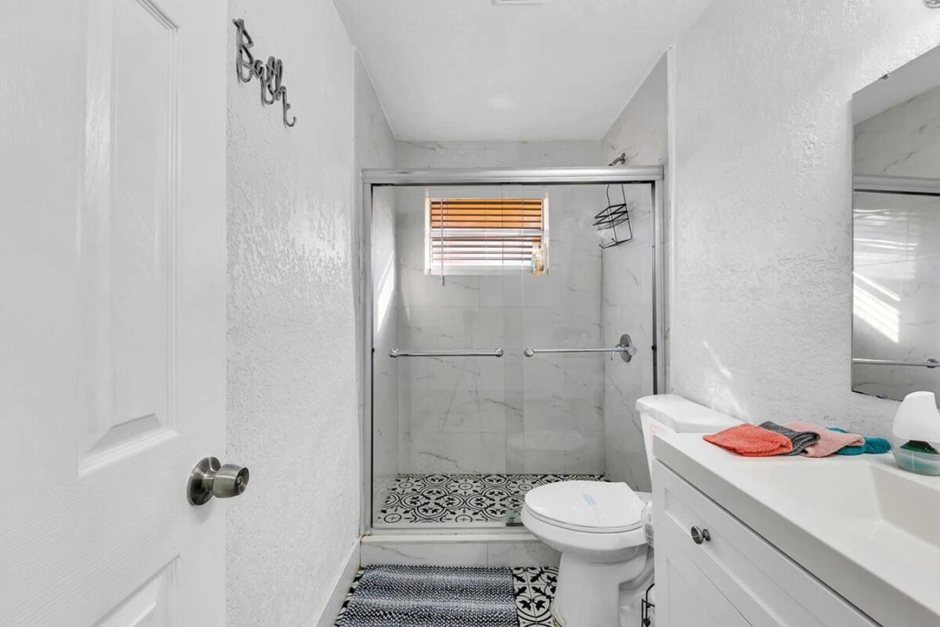 2 Bdrm Modern House Mins From & Casino Hb1